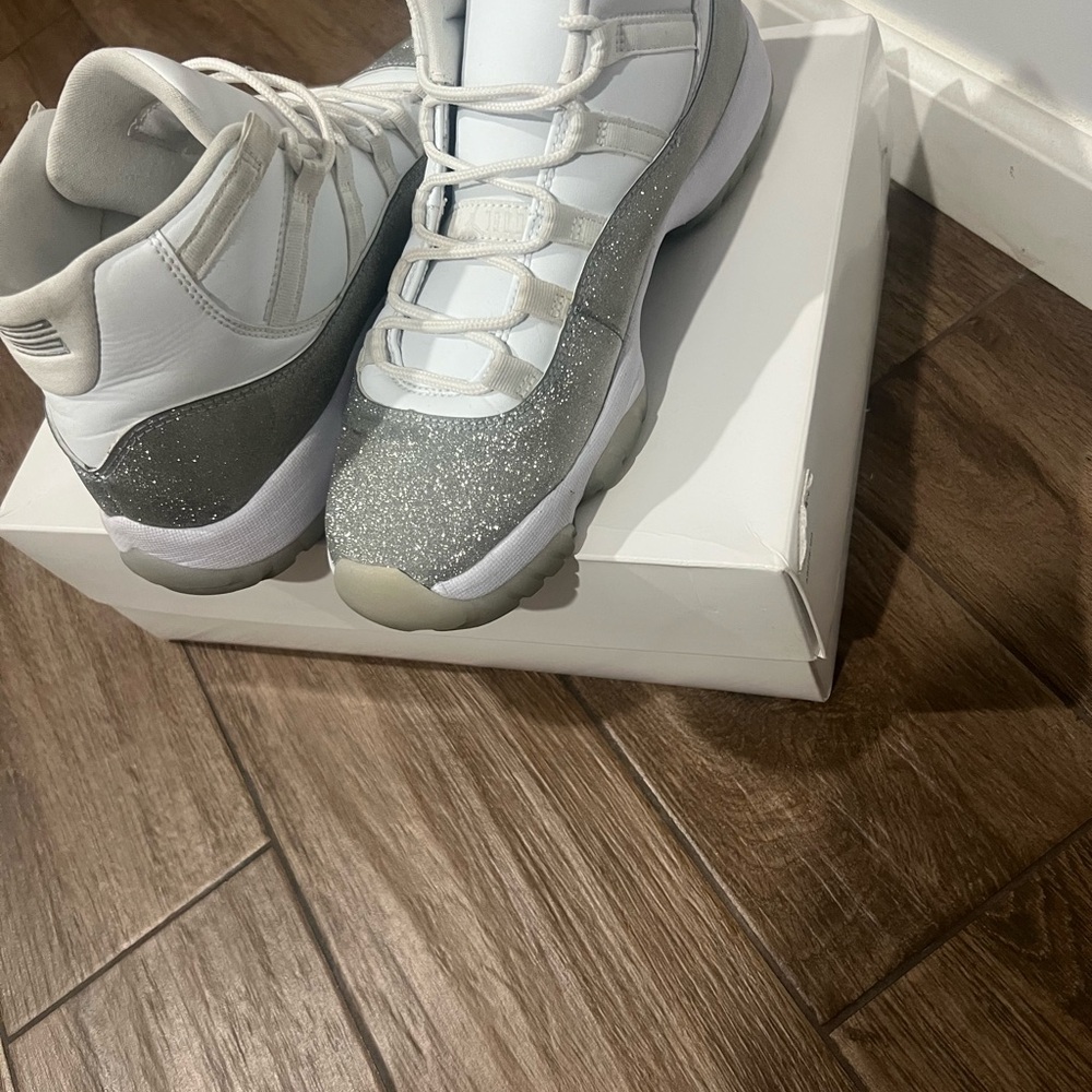 Air Jordan 11 Retro 
Color  white / Metallic silver